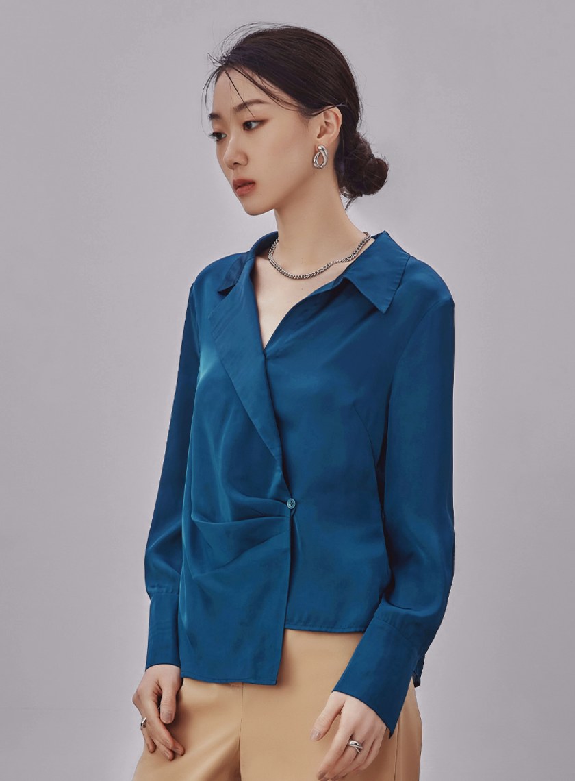 不對稱領抓褶造型襯衫